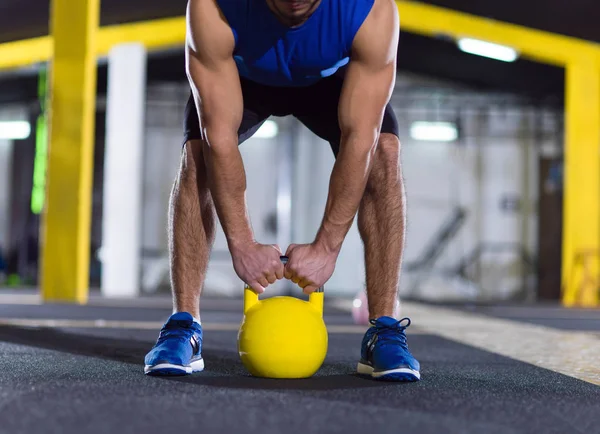 Jongeman Atleet Oefening Met Fitness Kettlebell Bij Crossfitness Gym — Stockfoto