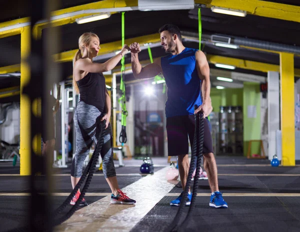 Esportes casal fazendo batalha cordas crossfitness exercício — Fotografia de Stock