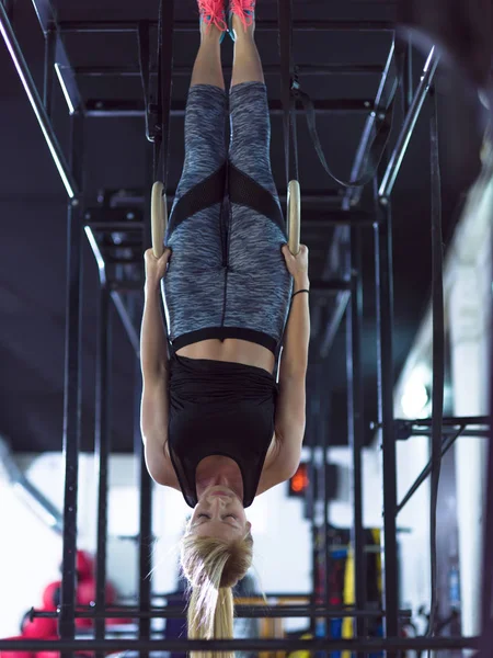 Mujer haciendo ejercicio con entrenador personal en anillos gimnásticos —  Fotos de Stock