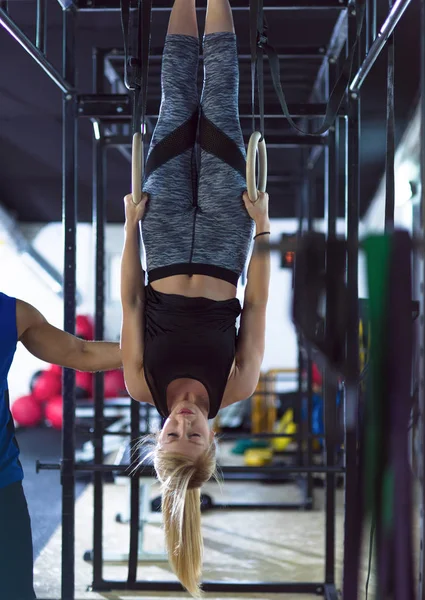 Jovem Atlético Mulher Exercitando Com Personal Trainer Anéis Ginástica Ginásio — Fotografia de Stock