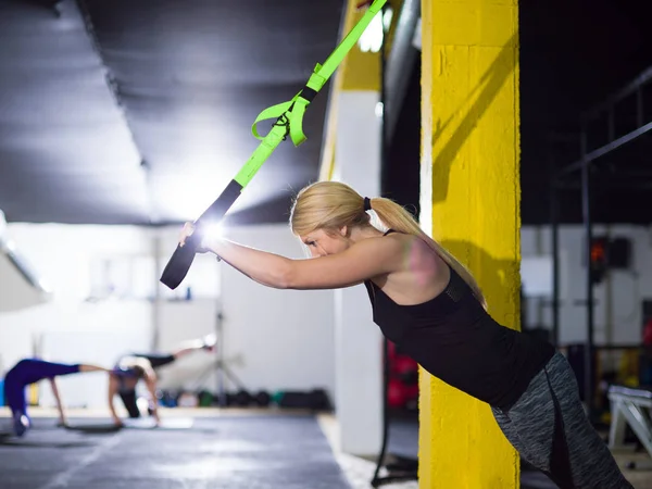 Donna che lavora fuori pull up con anelli ginnici — Foto Stock