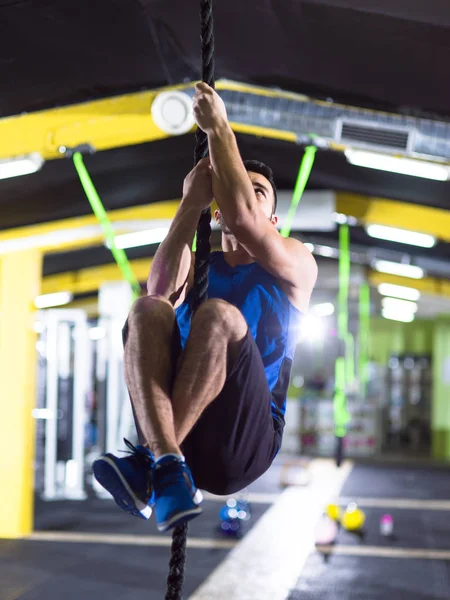 Uomo che fa arrampicata su corda — Foto Stock