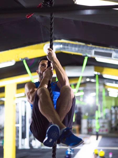 Uomo che fa arrampicata su corda — Foto Stock