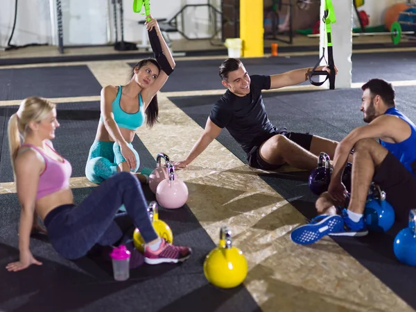 Grupa Młodych Sportowców Siedzących Podłodze Relaksujących Treningu Siłowni Crossfitness — Zdjęcie stockowe