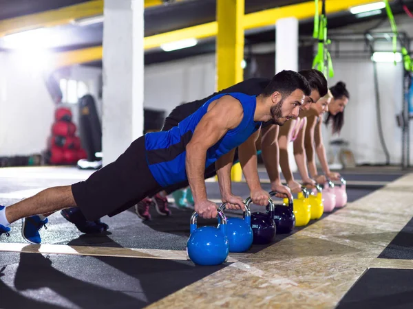 Group Young Healthy Athletes Doing Pushups Kettlebells Crossfitness Gym — Stock Photo, Image