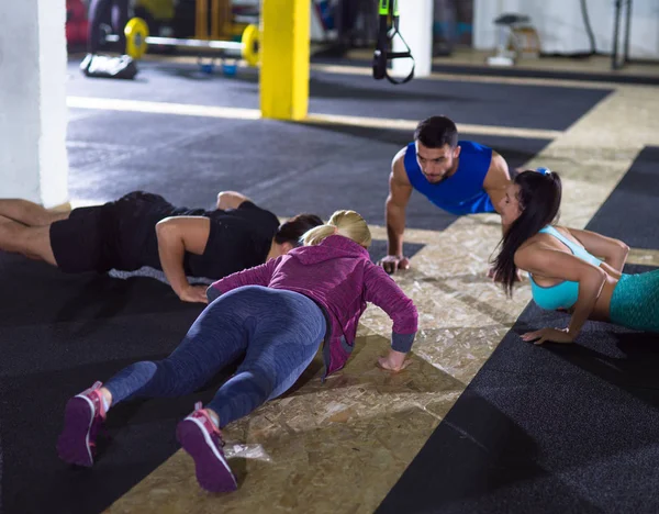 Çapraz Fitness Salonunda Şınav Çeken Bir Grup Sağlıklı Genç — Stok fotoğraf