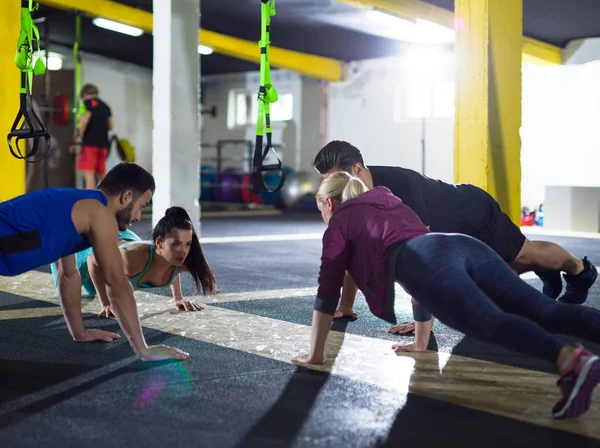 Grupp Unga Friska Människor Gör Armhävningar Crossfitness Gym — Stockfoto