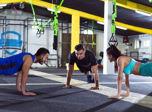 Grupp Unga Friska Människor Gör Armhävningar Crossfitness Gym — Stockfoto