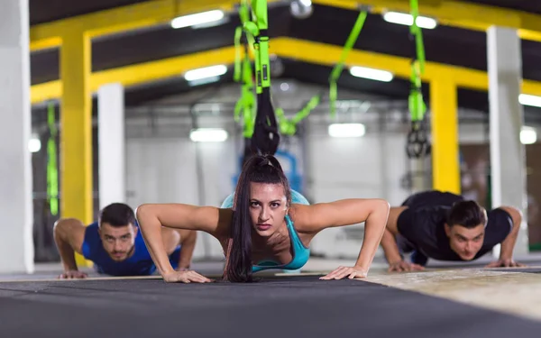 Groupe Jeunes Gens Bonne Santé Faisant Des Pompes Salle Gym — Photo