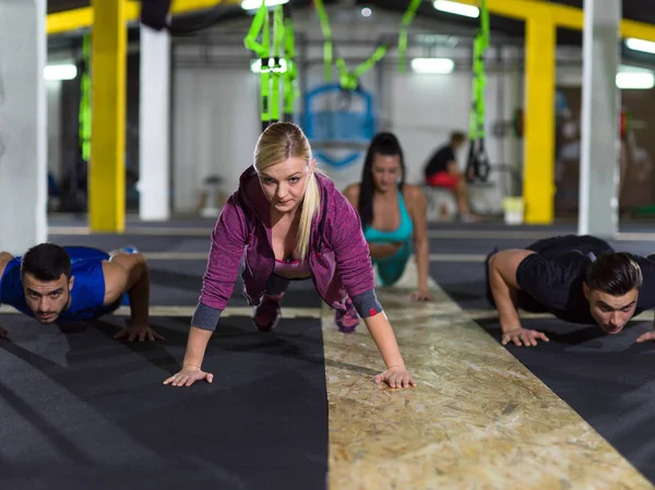 Grupp Unga Friska Människor Gör Armhävningar Crossfitness Gym — Stockfoto