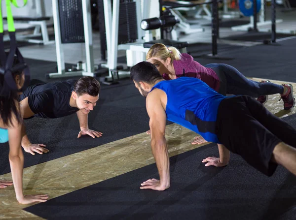 Grupo Jovens Saudáveis Fazendo Flexões Ginásio Crossfitness — Fotografia de Stock