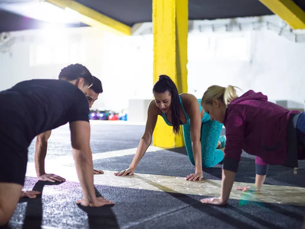 Csoport Fiatal Egészséges Emberek Csinál Push Cross Fitness Tornaterem — Stock Fotó