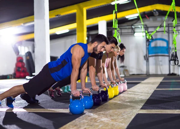 Group Young Healthy Athletes Doing Pushups Kettlebells Crossfitness Gym — Stock Photo, Image