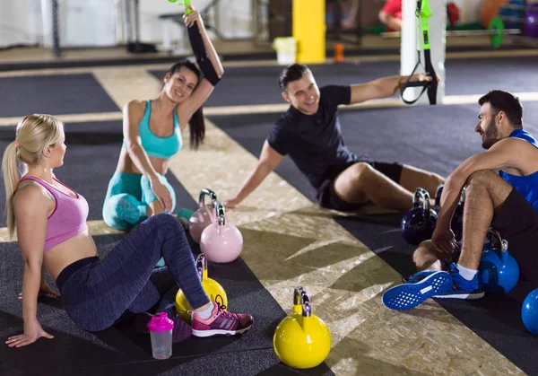 Group Young Athletes Sitting Floor Relaxing Exercise Crossfitness Gym — Stock Photo, Image