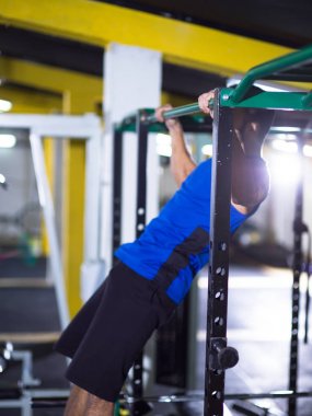 çekme yapan erkek ups yatay çubuk