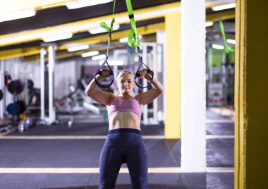 pull ups Jimnastik halkalar ile dışarı çalışan kadın