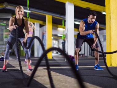 spor çift savaş ipleri crossfitness yaparken egzersiz