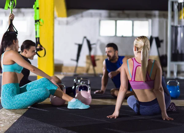 Grupa Młodych Sportowców Siedzących Podłodze Relaksujących Treningu Siłowni Crossfitness — Zdjęcie stockowe