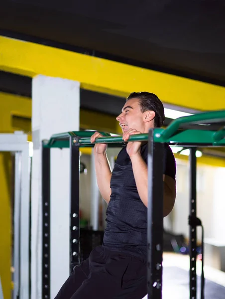 Jovem Homem Muscular Fazendo Pull Ups Barra Horizontal Como Parte — Fotografia de Stock