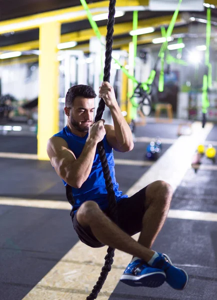 Man doing rope climbing — Stock Photo, Image