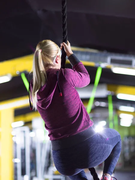 Vrouw doet touw klimmen — Stockfoto