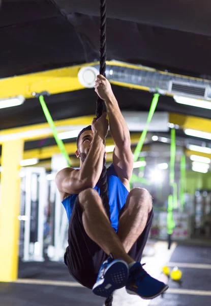 Hombre haciendo cuerda escalada — Foto de Stock