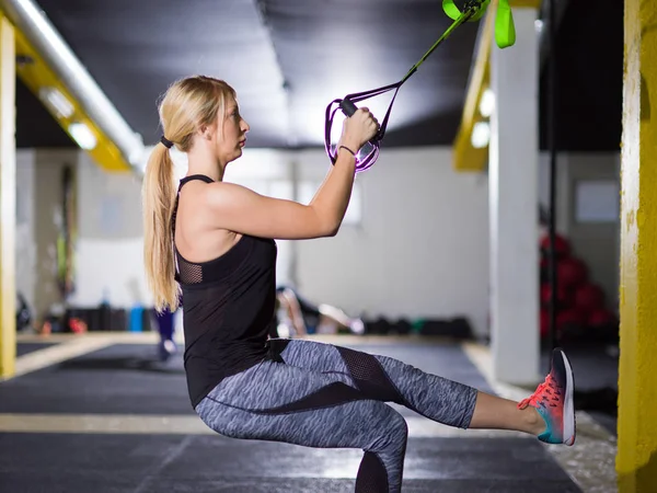 Kobieta pracuje się pull up z gimnastyczne — Zdjęcie stockowe