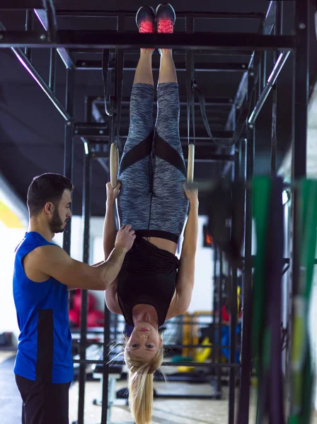 Młoda Wysportowana Kobieta Ćwicząca Osobistym Trenerem Pierścieniach Gimnastycznych Siłowni Crossfitness — Zdjęcie stockowe
