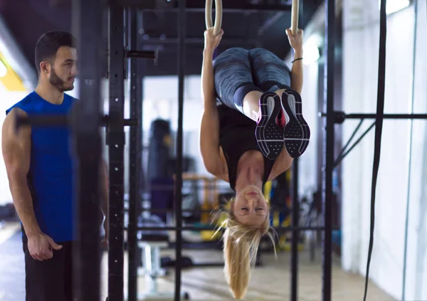 Młoda Wysportowana Kobieta Ćwicząca Osobistym Trenerem Pierścieniach Gimnastycznych Siłowni Crossfitness — Zdjęcie stockowe