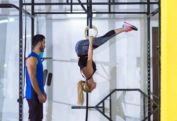 Jonge Atletische Vrouw Uit Werken Met Personal Trainer Gymnastische Ringen — Stockfoto