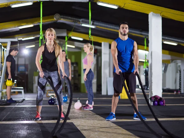 Sport paar doen strijd touwen crossfitness oefenen — Stockfoto