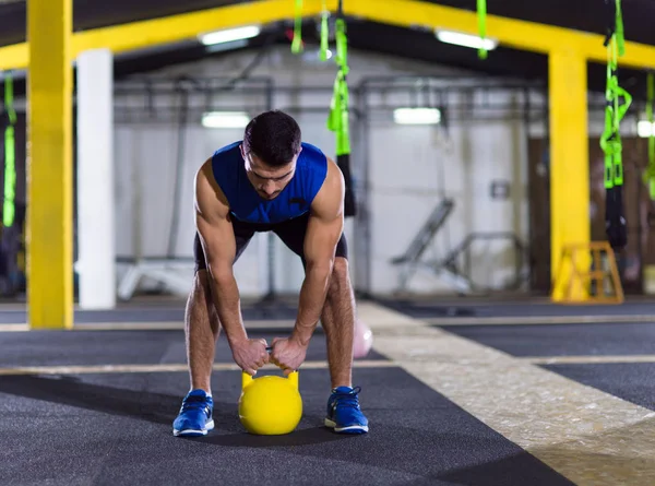 Jovem Atleta Exercício Com Kettlebell Fitness Ginásio Crossfitness — Fotografia de Stock