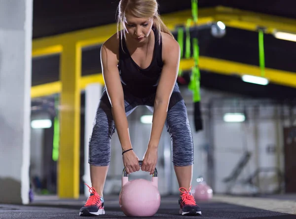 Kobieta ćwiczenia z fitness kettlebell — Zdjęcie stockowe