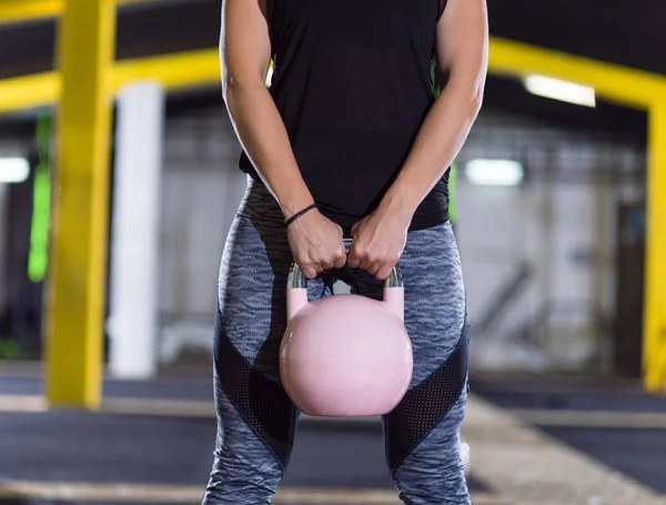 Vrouw oefening met fitness kettlebell — Stockfoto