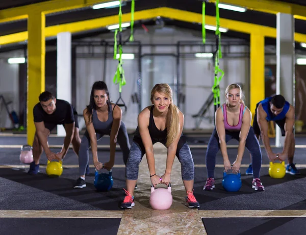 Atletas fazendo exercícios com kettlebells — Fotografia de Stock