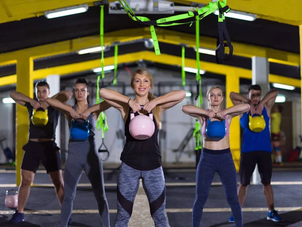 Sportovců, kteří cvičení s kettlebells — Stock fotografie