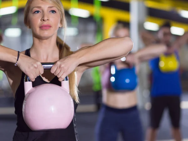 Gruppe Gesunder Junger Sportler Macht Übungen Mit Kettlebells Crossfitness Studio — Stockfoto