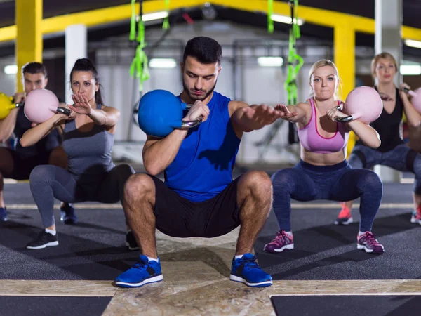 Atletas haciendo ejercicios con pesas —  Fotos de Stock