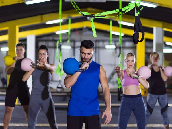 Atletas fazendo exercícios com kettlebells — Fotografia de Stock