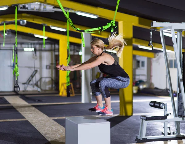 Žena cvičit skoky na fit box — Stock fotografie