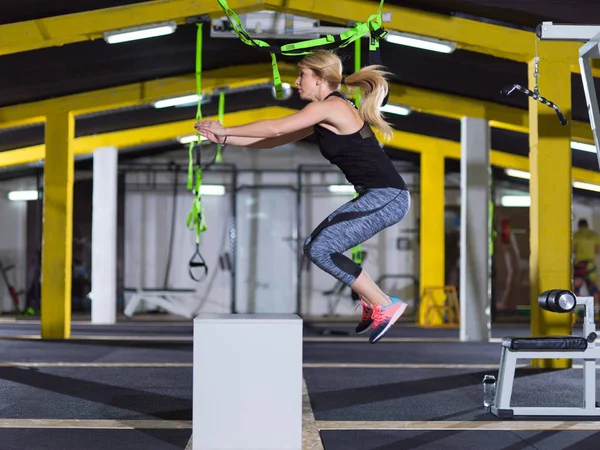 Žena cvičit skoky na fit box — Stock fotografie