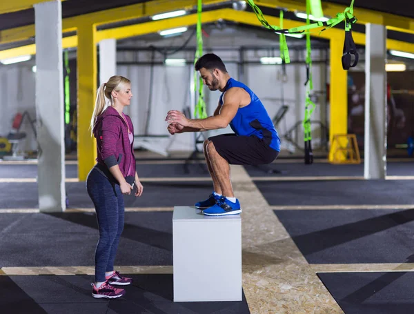 Junge Athletische Frau Trainiert Mit Personal Trainer Auf Fitnessbox Crossfitness — Stockfoto