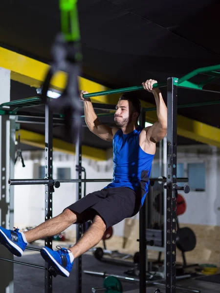 Man doen van pull ups op de horizontale balk — Stockfoto