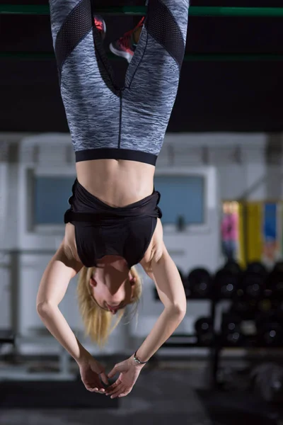 Žena, která dělá abs cvičení — Stock fotografie