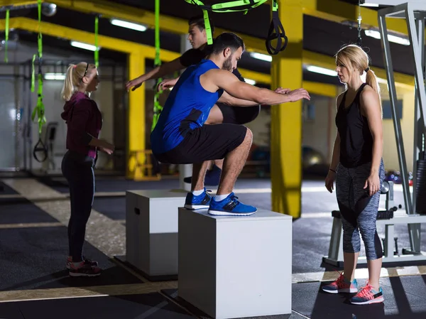 Atleten trainen springen op het tekstvak aanpassen — Stockfoto