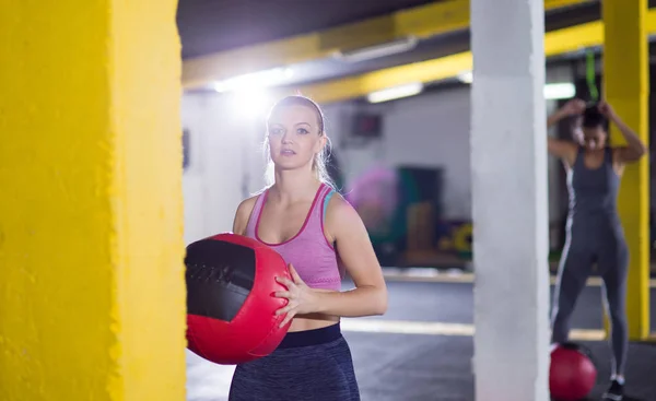 Ritratto di donna con pallone da cross fitness rosso — Foto Stock