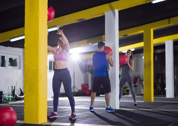 Ryhmä Nuoria Urheilijoita Treenata Lääketieteen Pallo Crossfitness Kuntosalilla — kuvapankkivalokuva