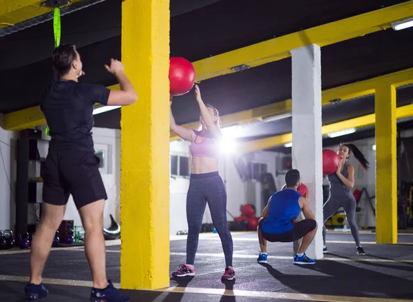 Ryhmä Nuoria Urheilijoita Treenata Lääketieteen Pallo Crossfitness Kuntosalilla — kuvapankkivalokuva