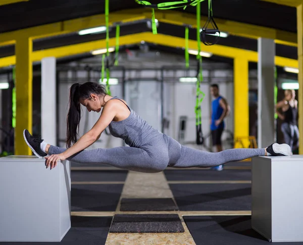 Femme travaillant sur l'exercice gymnastique sur les boîtes d'ajustement — Photo