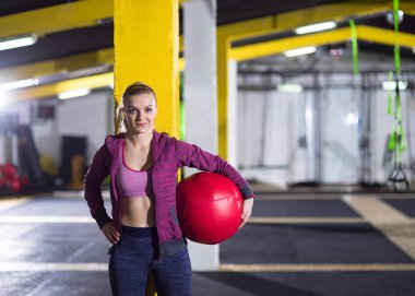 Kırmızı crossfitness topu ile kadın portresi